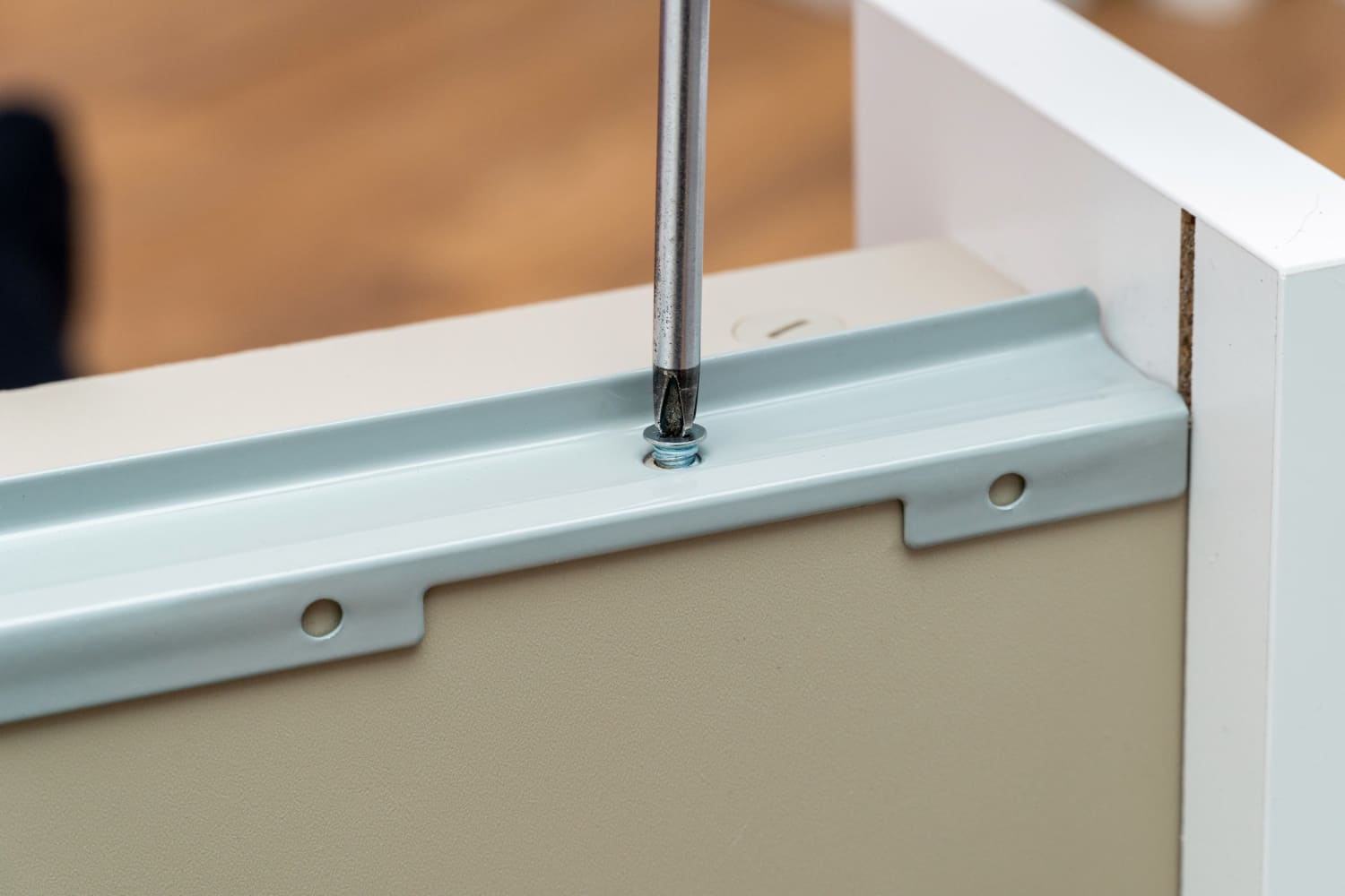 Jakie prowadnice do szuflad w kuchni wybrać?